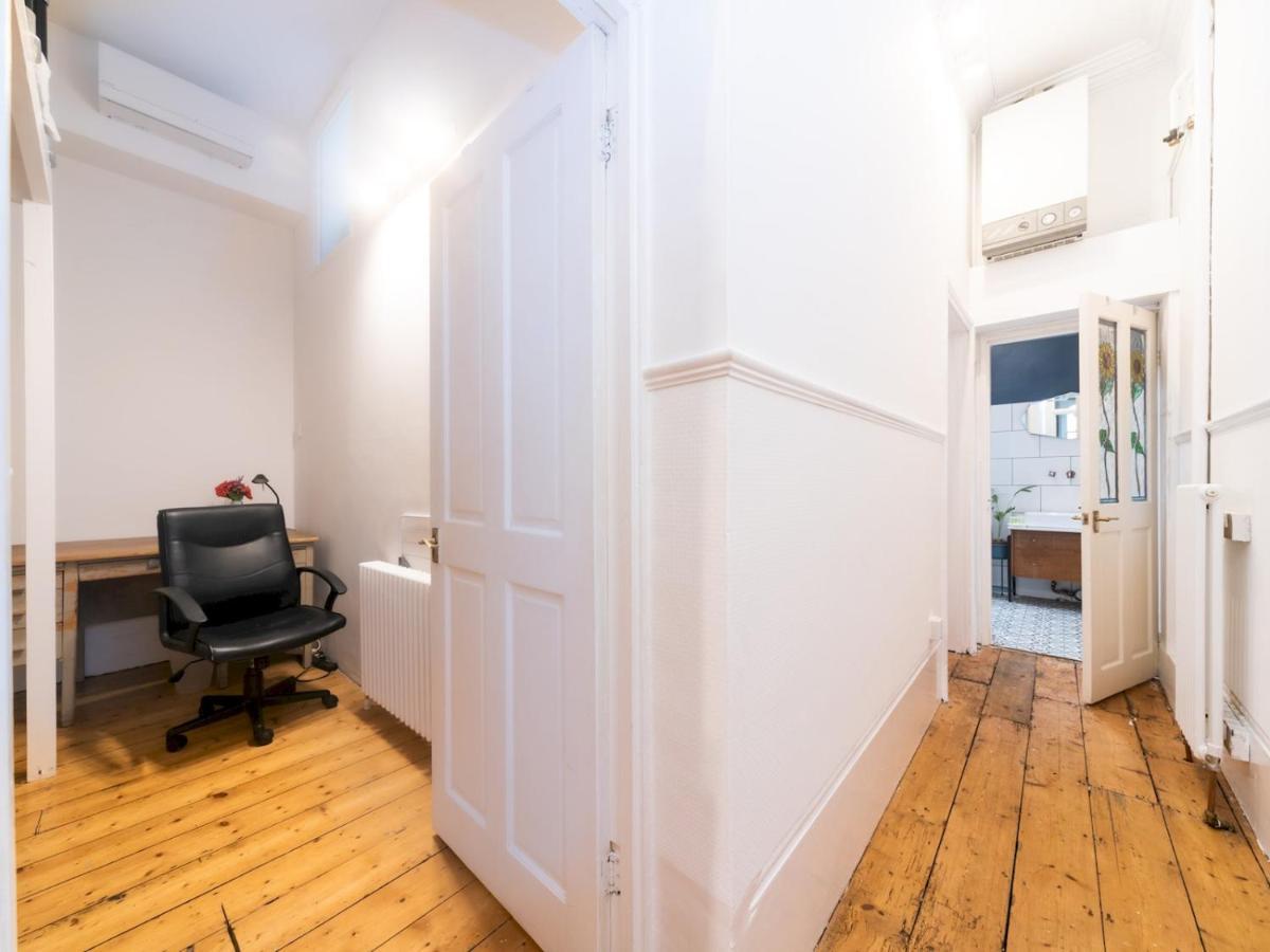 Pass The Keys Rustic And Quirky Flat In Charming Charlton Village Londra Esterno foto