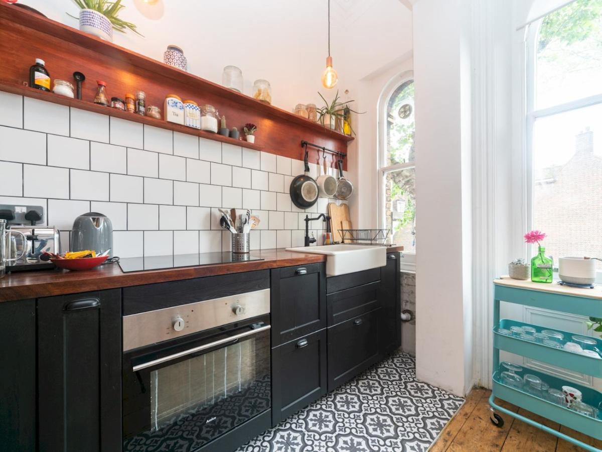 Pass The Keys Rustic And Quirky Flat In Charming Charlton Village Londra Esterno foto