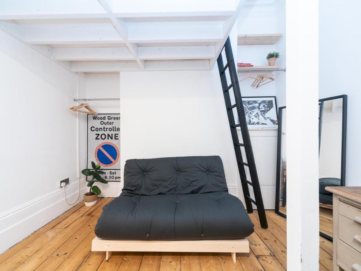Pass The Keys Rustic And Quirky Flat In Charming Charlton Village Londra Esterno foto