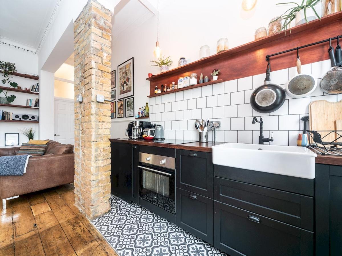 Pass The Keys Rustic And Quirky Flat In Charming Charlton Village Londra Esterno foto