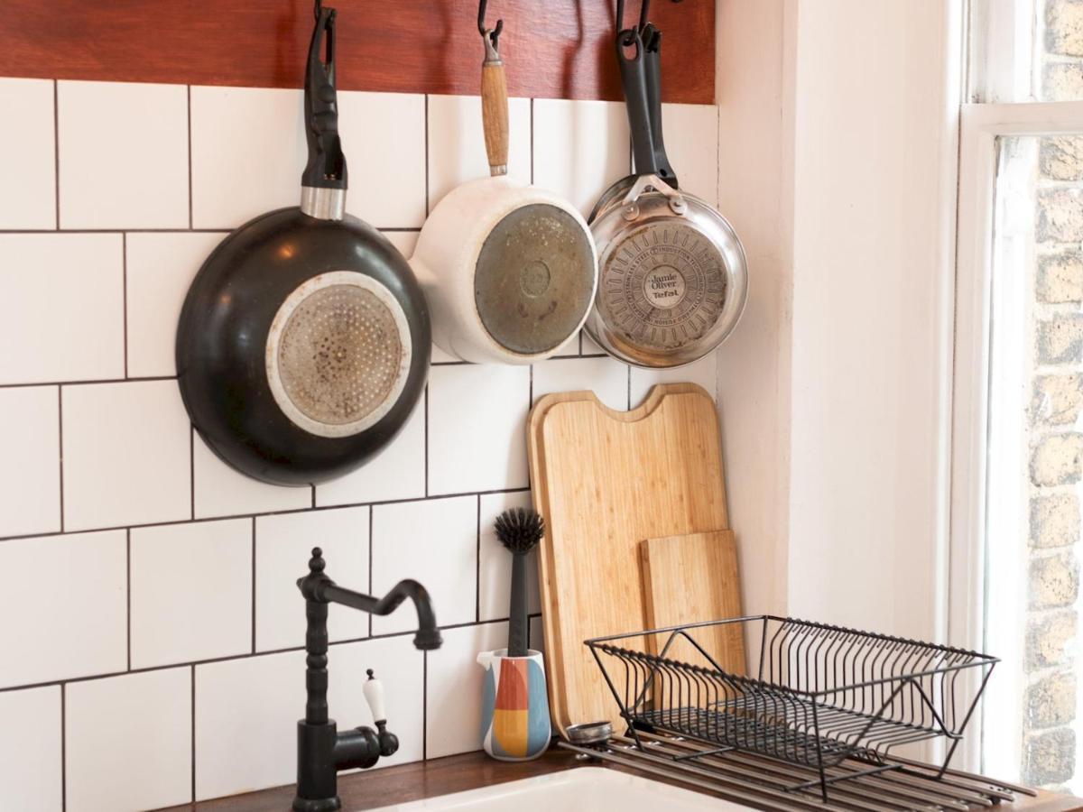 Pass The Keys Rustic And Quirky Flat In Charming Charlton Village Londra Esterno foto