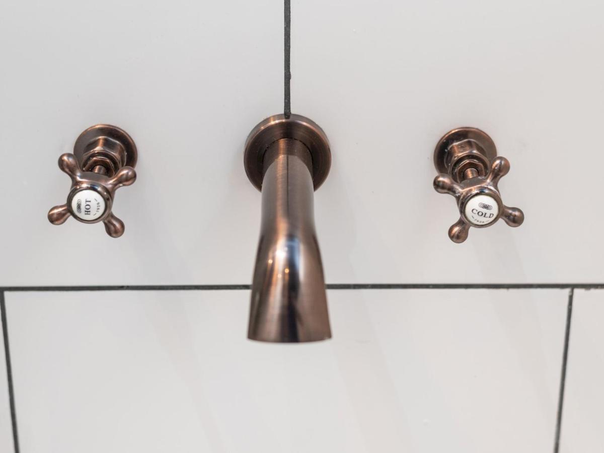 Pass The Keys Rustic And Quirky Flat In Charming Charlton Village Londra Esterno foto