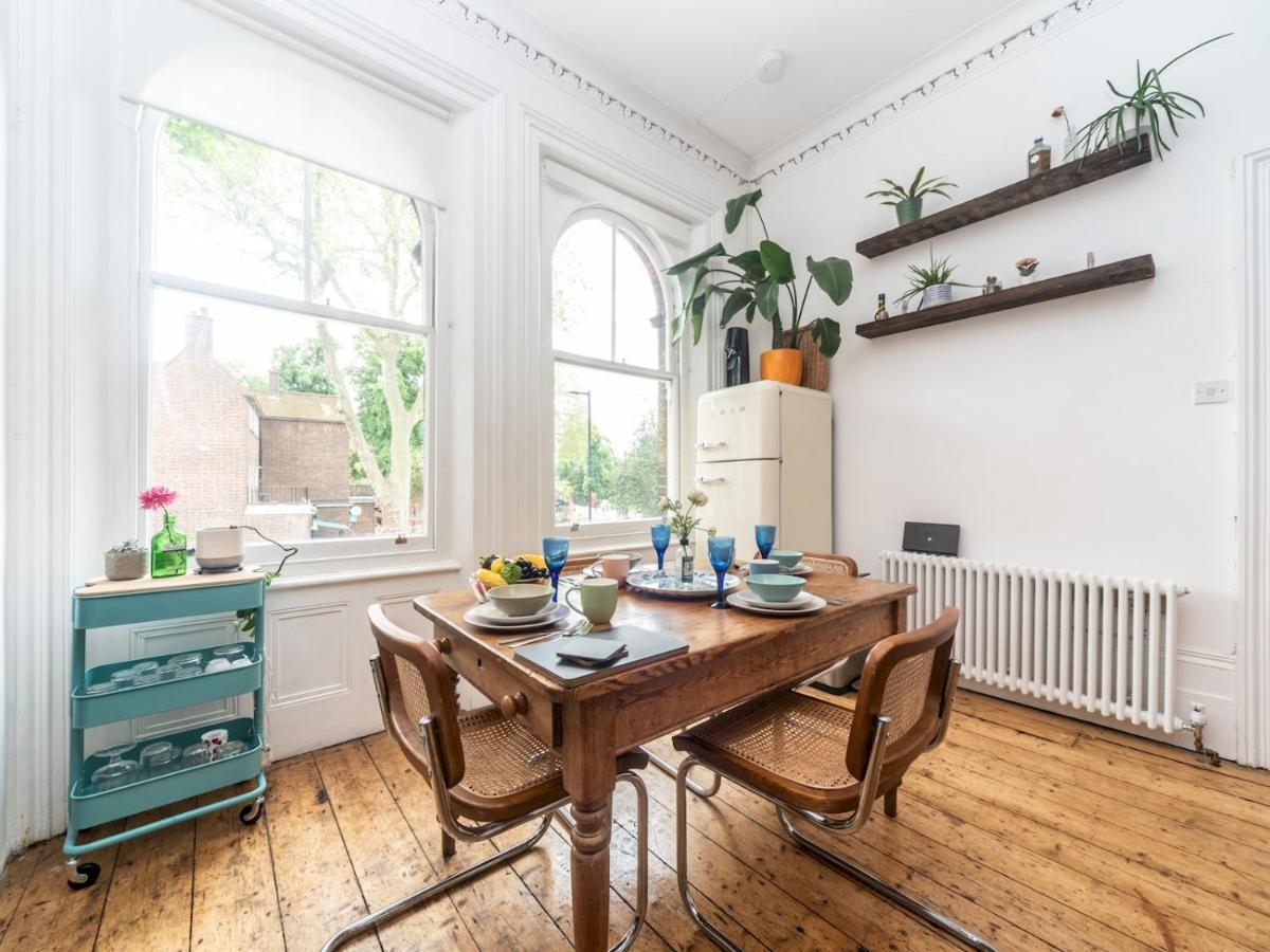 Pass The Keys Rustic And Quirky Flat In Charming Charlton Village Londra Esterno foto