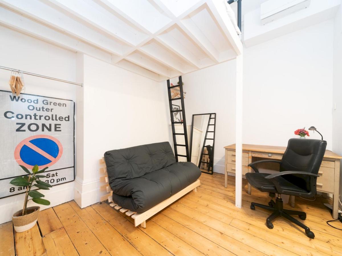 Pass The Keys Rustic And Quirky Flat In Charming Charlton Village Londra Esterno foto