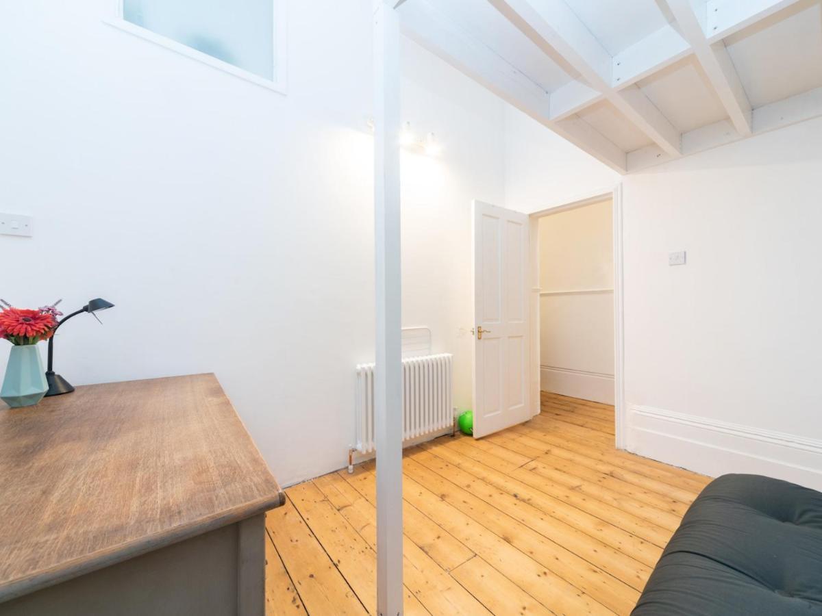 Pass The Keys Rustic And Quirky Flat In Charming Charlton Village Londra Esterno foto
