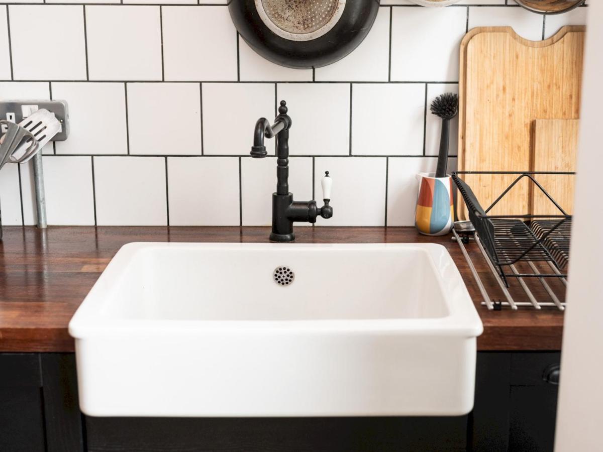 Pass The Keys Rustic And Quirky Flat In Charming Charlton Village Londra Esterno foto