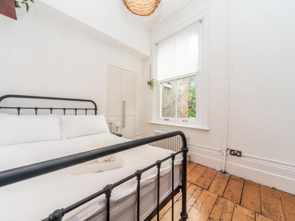 Pass The Keys Rustic And Quirky Flat In Charming Charlton Village Londra Esterno foto