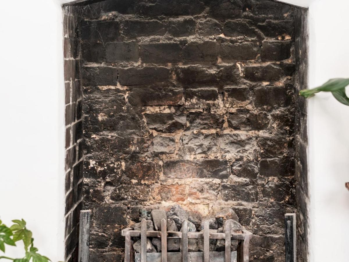 Pass The Keys Rustic And Quirky Flat In Charming Charlton Village Londra Esterno foto