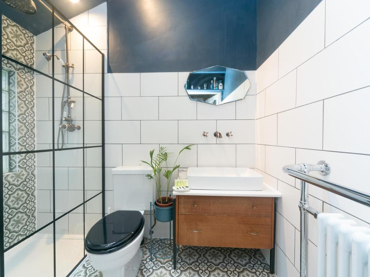 Pass The Keys Rustic And Quirky Flat In Charming Charlton Village Londra Esterno foto
