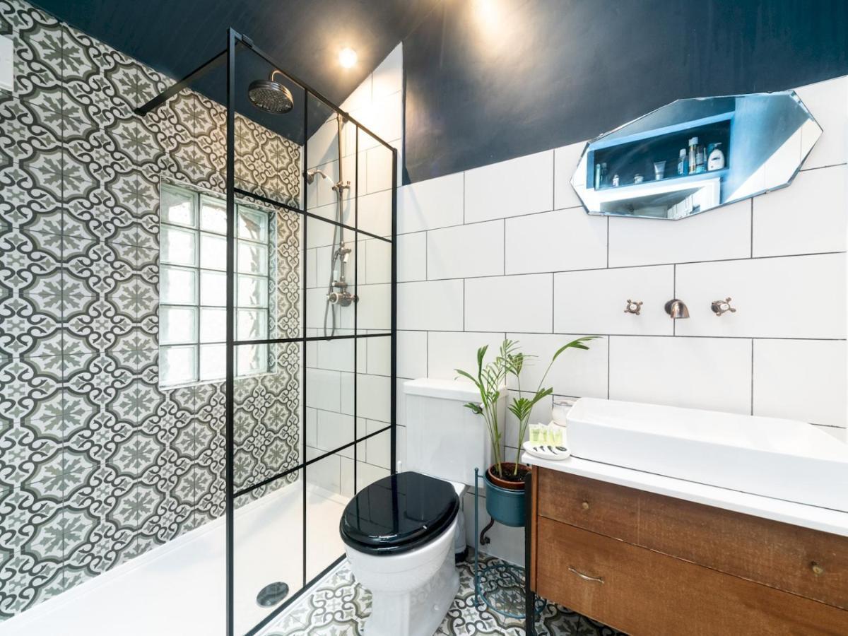 Pass The Keys Rustic And Quirky Flat In Charming Charlton Village Londra Esterno foto