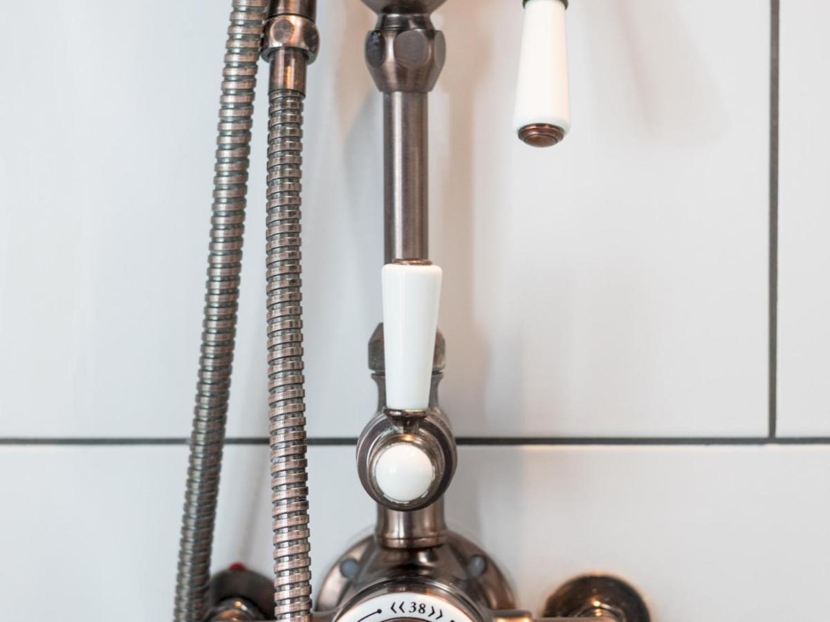 Pass The Keys Rustic And Quirky Flat In Charming Charlton Village Londra Esterno foto